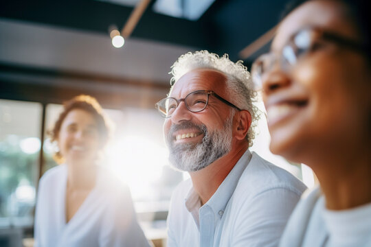 Empleados felices se re&uacute;nen para mostrar la belleza de la diversidad, los diferentes or&iacute;genes y culturas en el lugar de trabajo.