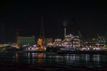 Fototapeta na wymiar 海からの工場夜景