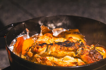 ダッチオーブンによる鶏肉料理