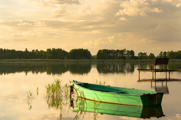 Łódka na jeziorze o zachodzie słońca