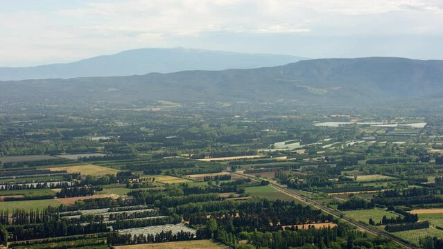vue a&eacute;rienne de la plaine agricole du vaucluse devant le mont ventoux