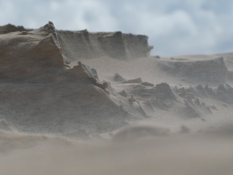 Abstrakte und bizarre Sandformen vom Wind auf einer Wanderd&uuml;ne