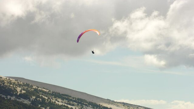 vue a&eacute;rienne d'un parapente devant le mont ventoux