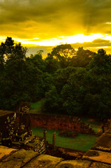 Templo de antigua civilización, al atardecer, en el parque arqueológico de Angkor.