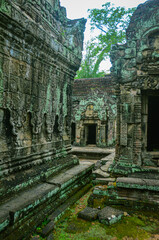Templo con tonos verdes por el paso del tiempo y la aparición de musgo y líquenes, de antigua...