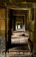 Fototapeta na wymiar Pasillo de uno de los templos de runas de una antigua civilización en el parque arqueológico de Angkor, Siem Reap Camodia.