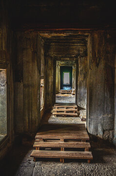 Pasillo de uno de los templos de runas de una antigua civilizaci&oacute;n en el  parque arqueol&oacute;gico de Angkor, Siem Reap Camodia.