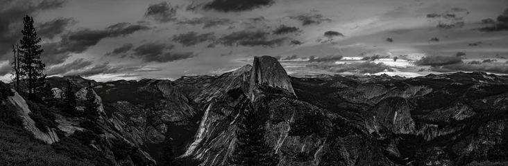 Crédence de cuisine en verre imprimé Half Dome Panoramic Captured from Glacier Point, this black and white photo showcases the iconic Half Dome in Yosemite National Park