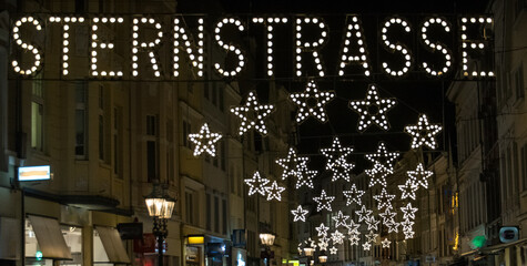 Weihnachtsbeleuchtung in Bonn mit Sternsymbolen und dem Schriftzug 