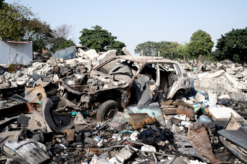 Carcasse de voiture dans une zone urbaine totalement dévastée à Dakar au Sénégal en Afrique...