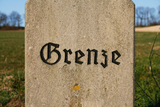 Grenze - alter Grenzstein im Detail mit alter Schrift