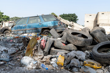 Carcasse de voiture dans une zone urbaine totalement dévastée à Dakar au Sénégal en Afrique...