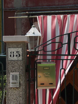 Boite aux lettres, rideaux et portail, &agrave; Burano, Venise, Italie