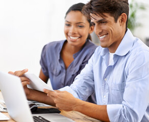 Obraz premium Business people, laptop and collaboration for project management or smile, discussion and tech. Partnership, communication and planning by online research or internet connection, support and ideas