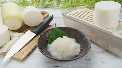 和食の大根おろし(おろし器と大根)