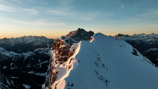 Sorvolare le dolomiti innevate, 4k drone, parte 2