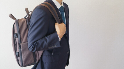 リュックサックを背負うビジネスマン