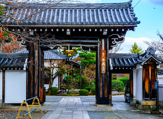 京都、本満寺の門前