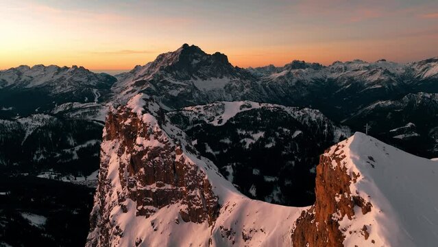 Sorvolare le dolomiti innevate, 4k drone, parte 1