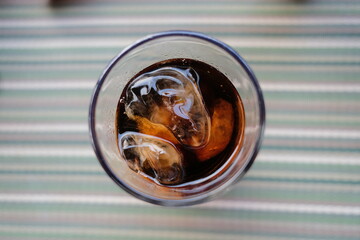Cola con hielos