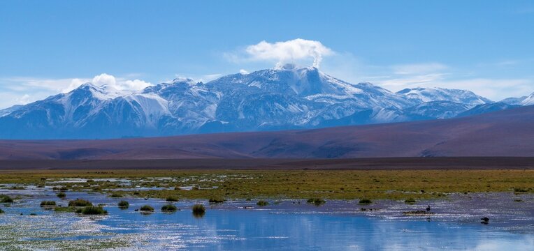 Vado Putana con vista al volc&aacute;n lascar, San Pedro de Atacama Chile.