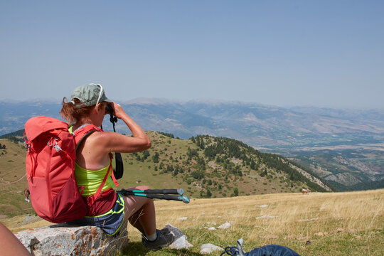 femme observant les Pyr&eacute;n&eacute;es catalanes