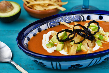 フリホーレスを使ったメキシコのスープ　ソパ・タラスカ　コピースペースあり
Mexican soup using frijoles, Sopa Tarasca with copy space
