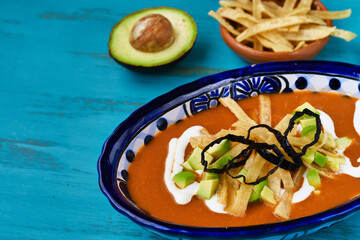 フリホーレスを使ったメキシコのスープ　ソパ・タラスカ　コピースペースあり
Mexican soup using frijoles, Sopa Tarasca with copy space
