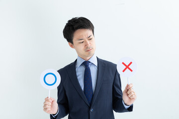 マルバツプレートを持つ男性