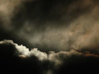 Dramatische Wolken vor der Sonne im Detail