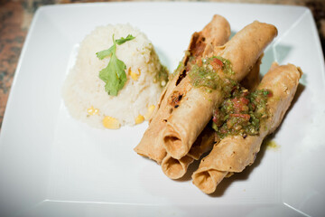 Tacos dorados con arroz 