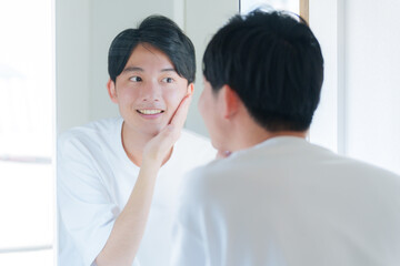 スキンケアする若い男性