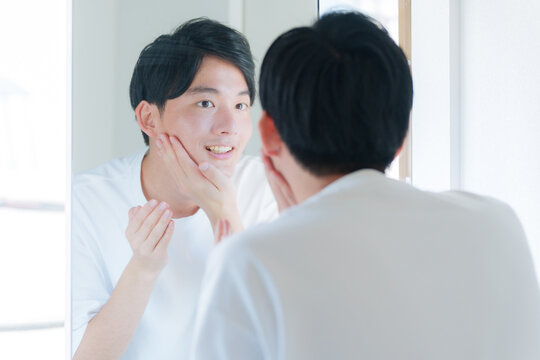 スキンケアする若い男性