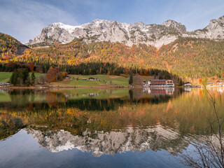Obraz premium Bavarian Autumn Lake scene with crystal clear water reflections 