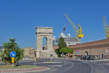 Ancona, l'Arco di Traiano ed i cantieri navali del porto - Marche