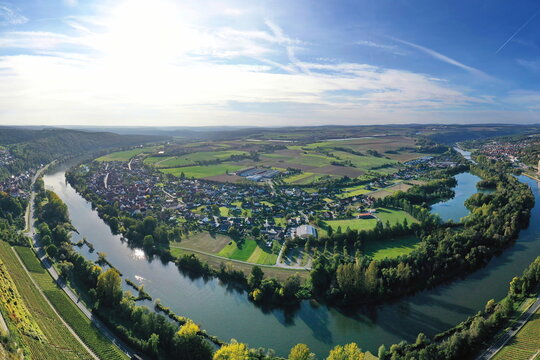 Die Flussschleife bei Homburg am Main windet sich durch das Tal und ist von B&auml;umen und Weinbergen umgeben. Homburg, Marktheidenfeld, Main-Spessart, Unterfranken, Bayern, Deutschland.