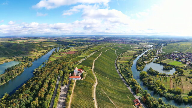 Die Mainschleife bei Volkach windet sich durch das Tal und ist von Feldern und Weinbergen umgeben. Volkach, Kitzingen, Unterfranken, Bayern,  Deutschland.