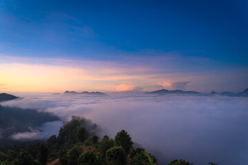 Obraz premium Beautiful natural scenery with a sea of mist on mountain peaks in the morning on the hills at Glo Selo Viewpoint at Mae Hong Son, Northern Thailand.