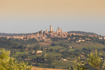 San Gimignano village, Italy: green countryside, blue sky, hill panorama with town and towers - obrazy, fototapety, plakaty