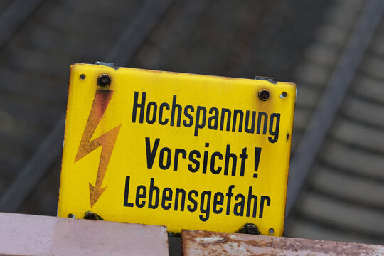 Warnschild an einer elektrifizierten Bahnstrecke