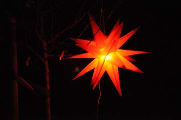 Roter Weihnachtsstern #Weihnachtsbeleuchtung bei Dunkelheit fotografiert.