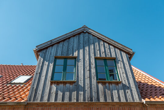 Haus mit Erker aus Holz und zwei Fenstern