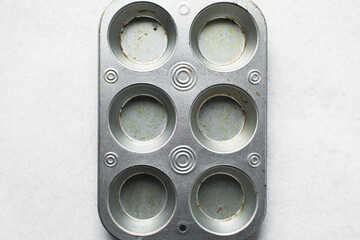 Silver Cupcake pan for making cupcakes and muffins, six cavity muffin pan