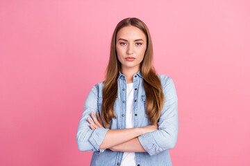 Photo portrait of attractive young woman crossed hands strict serious pose dressed stylish denim...
