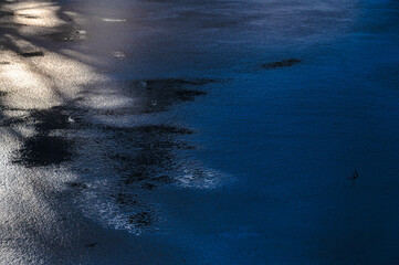 光と影が共存する凍った水面