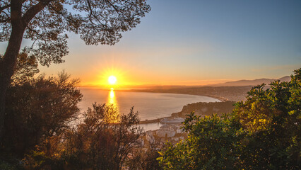 Coucher de soleil sur Nice et la mer avec la baie des anges depuis le Mont Boron