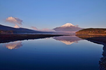 夜明けの山中湖から望む富士山