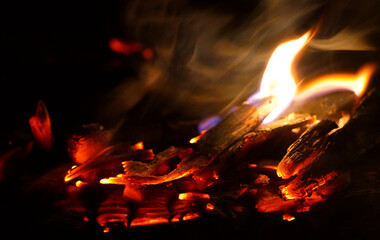 Glut und Feuer - Lagerfeuer bei Nacht