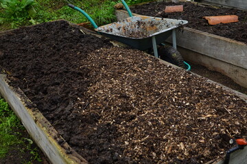 mulching of wood prunings to cover the floor of the raised wooden bed.