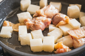焼けてきた鶏もも肉と餅